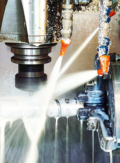 Przezbrojenie w obróbce CNC – ustawianie narzędzia i chłodzenia podczas przygotowania maszyny do produkcji nowej serii detali