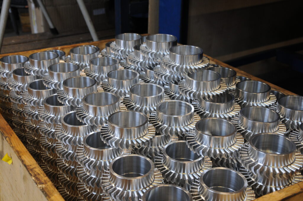 Obróbka stali CNC – precyzyjnie wykonane komponenty mechaniczne z metalu, przygotowane do montażu.