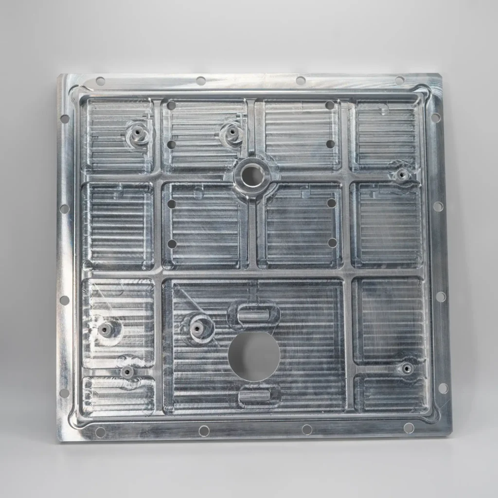 Kwadratowy komponent mechaniczny z aluminium wyprodukowany technologią CNC.