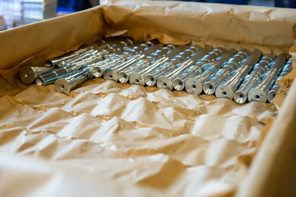 Gotowe elementy aluminiowe po precyzyjnej obróbce CNC, przygotowane do wysyłki.