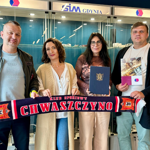 Zdjęcie z podpisania umowy sponsoringu między SIM Gdynia. klubem sportowym Chwaszczyno.
