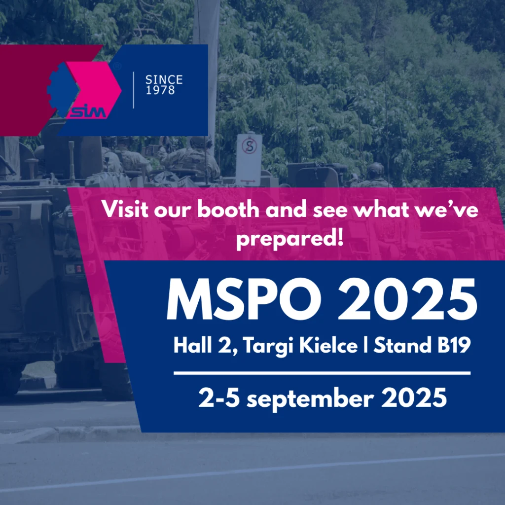 Grafika promująca udział firmy SIM w targach MSPO 2025. Na tle wojskowego pojazdu znajduje się komunikat: 'Visit our booth and see what we’ve prepared! MSPO 2025, Hall 2, Targi Kielce, Stand B19, 2-5 September 2025'. W lewym górnym rogu logo SIM z napisem 'Since 1978'.