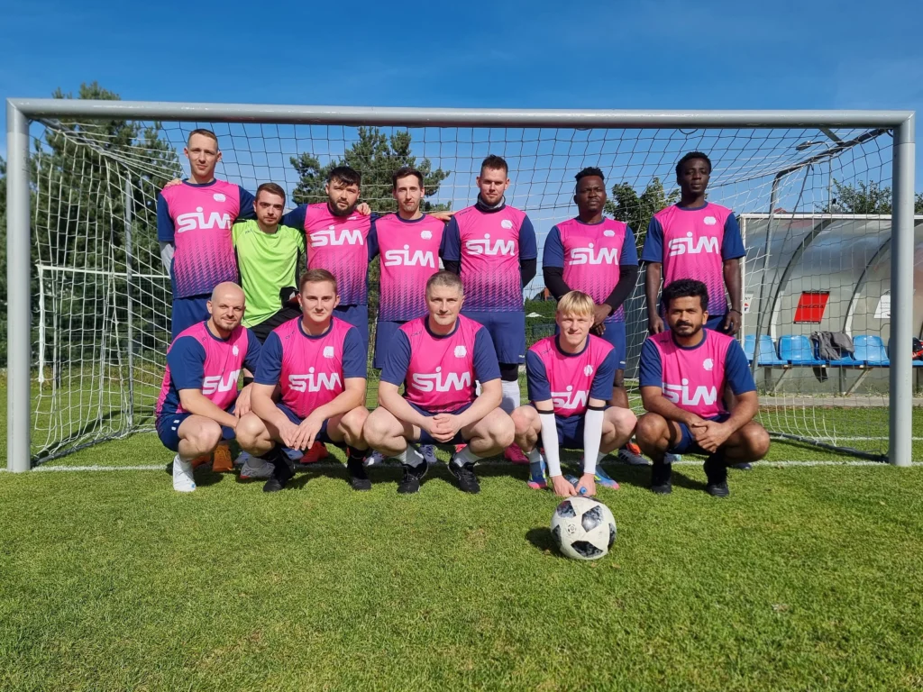Zespół SIM Gdynia grający piłkę nożną.