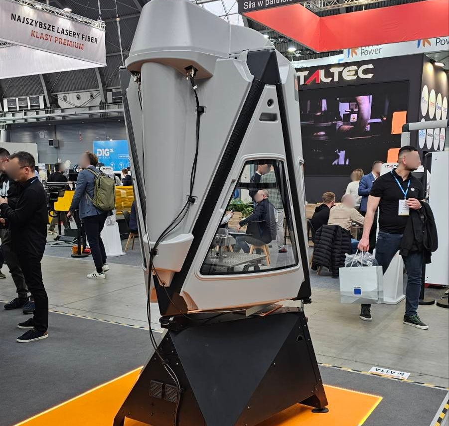 Moderne Industriemaschine auf der STOM 2026 Messe für CNC-Technologien und industrielle Automatisierung