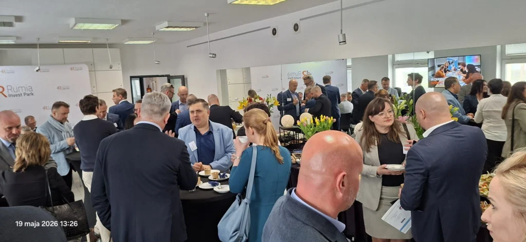 Teilnehmende der Dual-Use-Konferenz in Rumia beim Networking zu Wirtschaft, Sicherheit und industrieller Zusammenarbeit.
