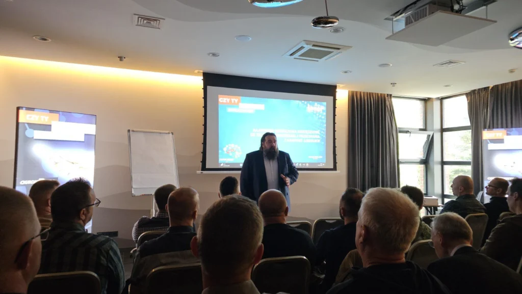 Technologieschulung mit ISCAR bei SIM Gdynia mit Präsentation zu Schneidwerkzeugen und Lösungen für die CNC-Bearbeitung.