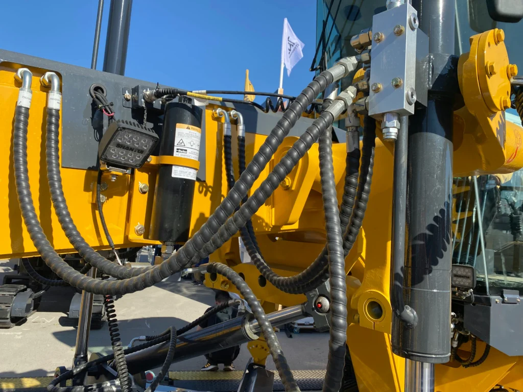 Präzise gefertigtes Metallbauteil mit glatter Oberfläche als Beispiel für Oberflächenqualität in der CNC-Bearbeitung von Hydraulikkomponenten.