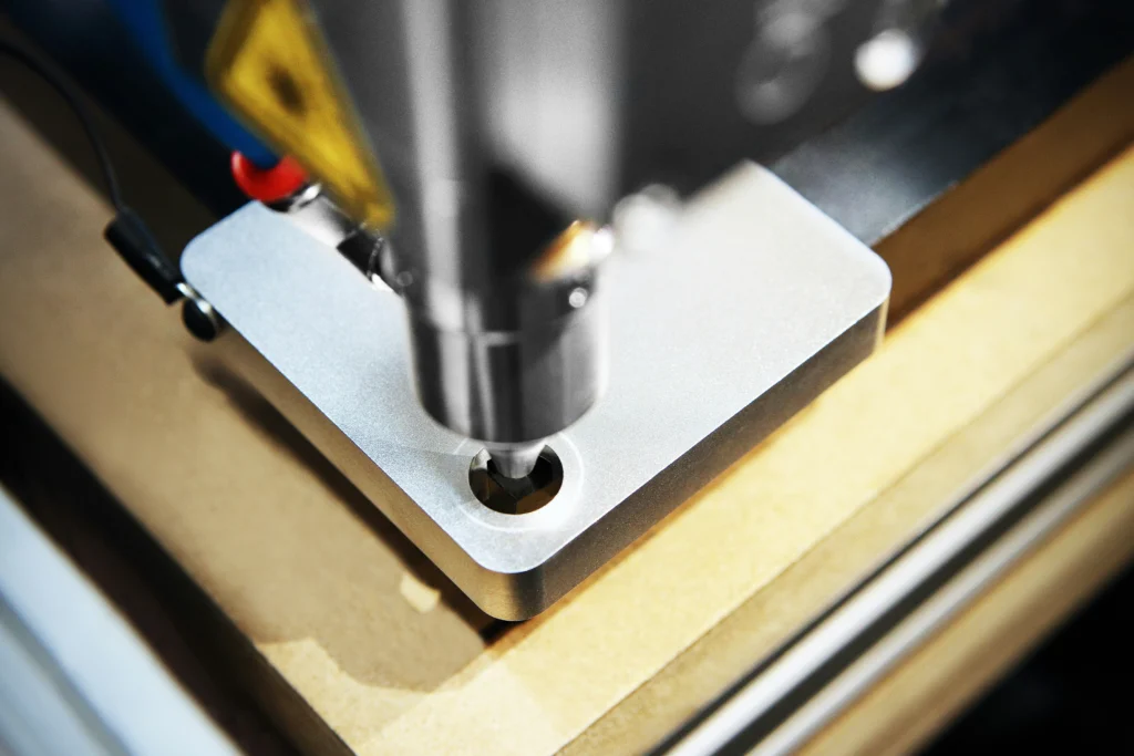 Hydrauliksystem mit Schläuchen, Zylindern und Anschlüssen, das Komponenten für Anwendungen in der CNC-Bearbeitung zeigt.