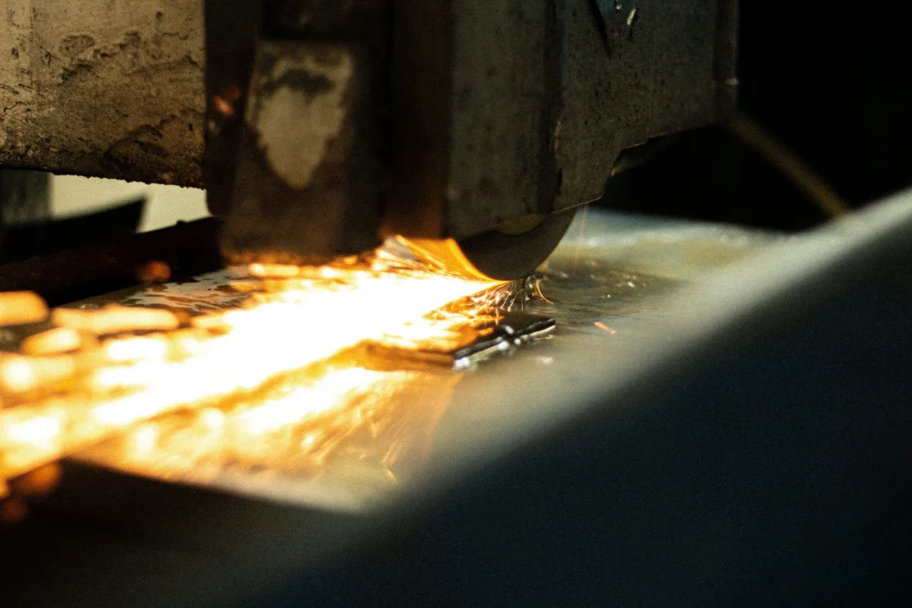 Metallschleifprozess eines verschlissenen Bauteils zur Vorbereitung auf Reverse Engineering und weitere CNC-Bearbeitung.
