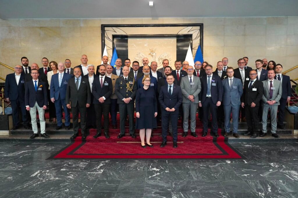 Teilnehmer des Polnisch-Schwedischen Forums der Verteidigungsindustrie bei einem Gruppenfoto