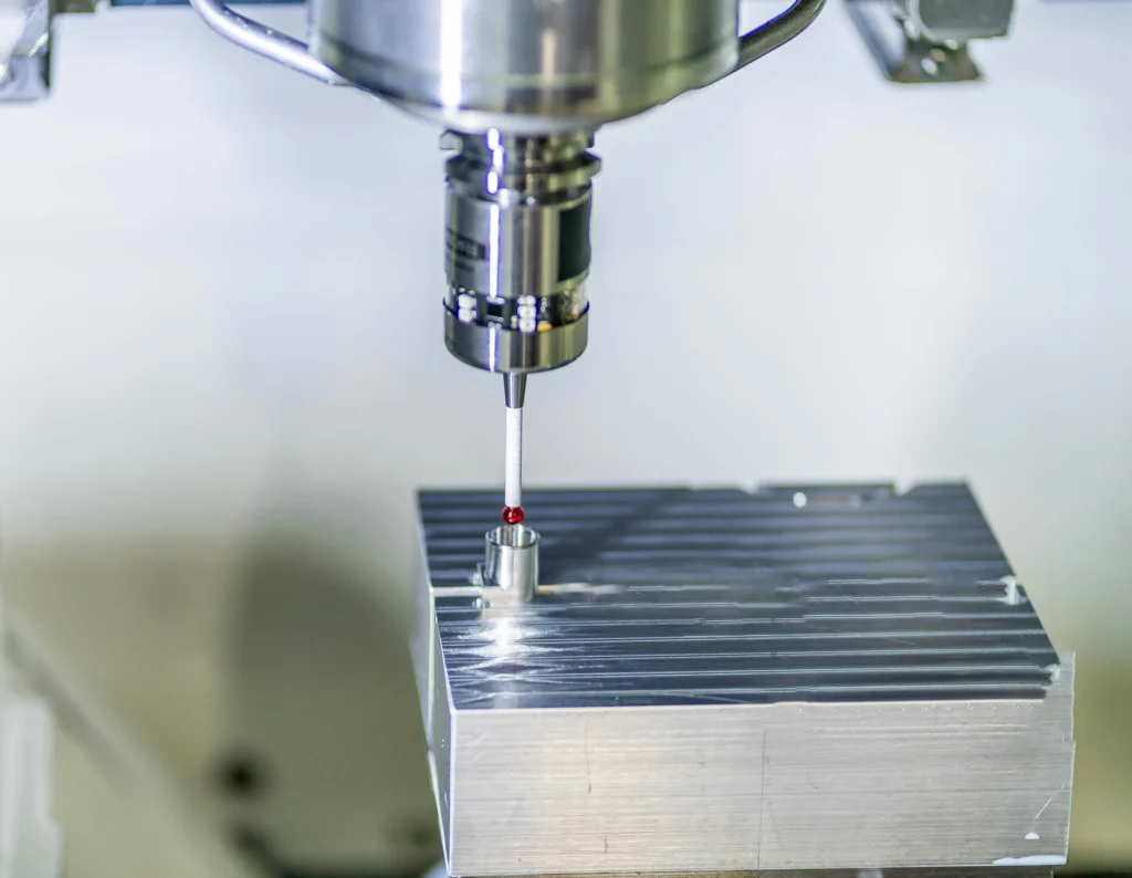 CNC-Bearbeitung mit Messtaster zur Prüfung eines Metallbauteils