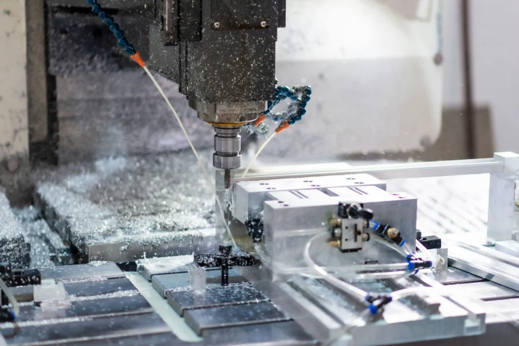 CNC-Bearbeitung eines Metallbauteils auf einer Fräsmaschine mit Kühlung