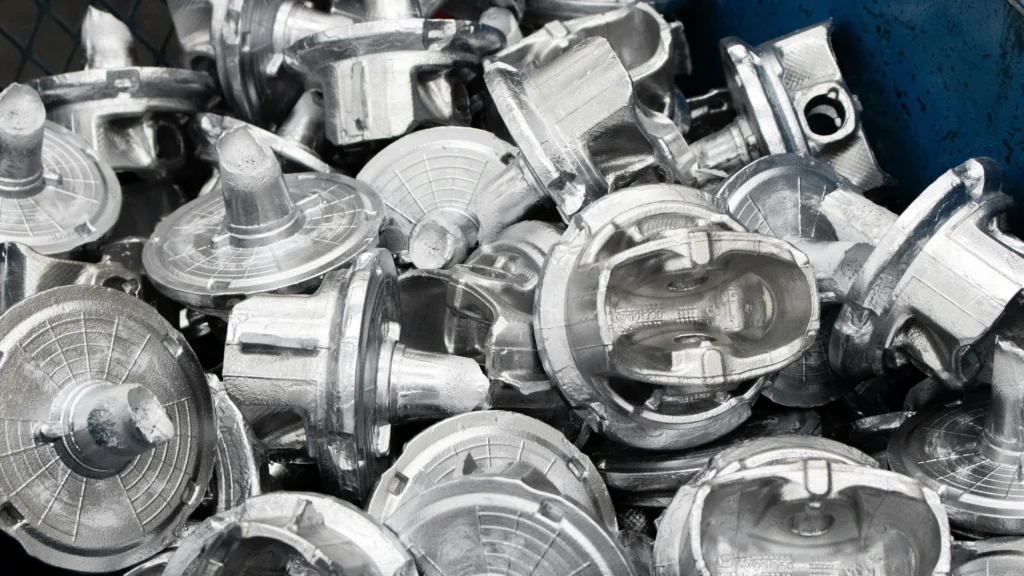 Uszkodzone metalowe detale po kolejnych etapach obróbki CNC