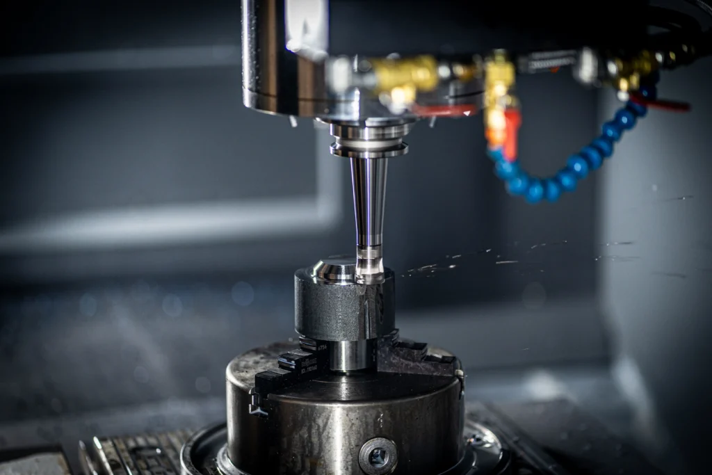 CNC-Bearbeitung eines Bauteils mit schräger Fläche und präziser Werkstückspannung